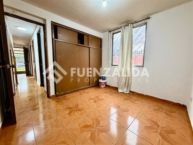 Casa en venta de 4 dorm. + 2 baños + 2 Estac. en Macul