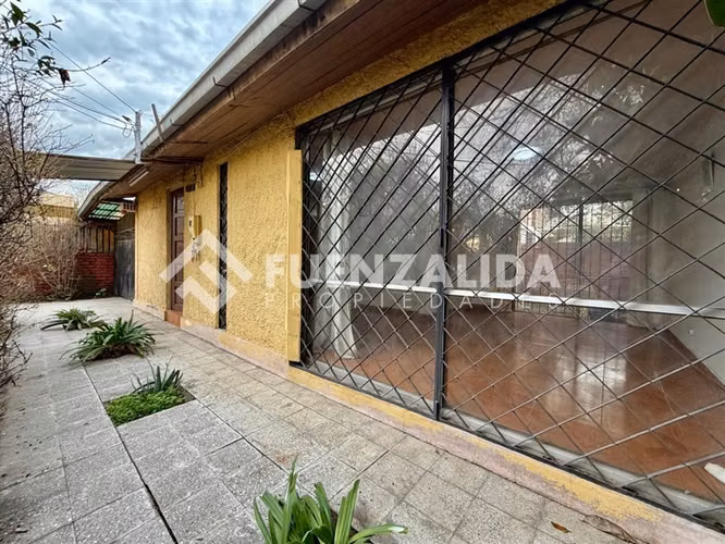 Casa en venta de 4 dorm. + 2 baños + 2 Estac. en Macul