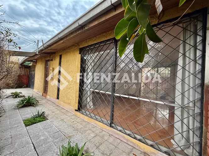 Casa en venta de 4 dorm. + 2 baños + 2 Estac. en Macul