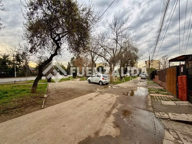 Casa en venta de 4 dorm. + 2 baños + 2 Estac. en Macul
