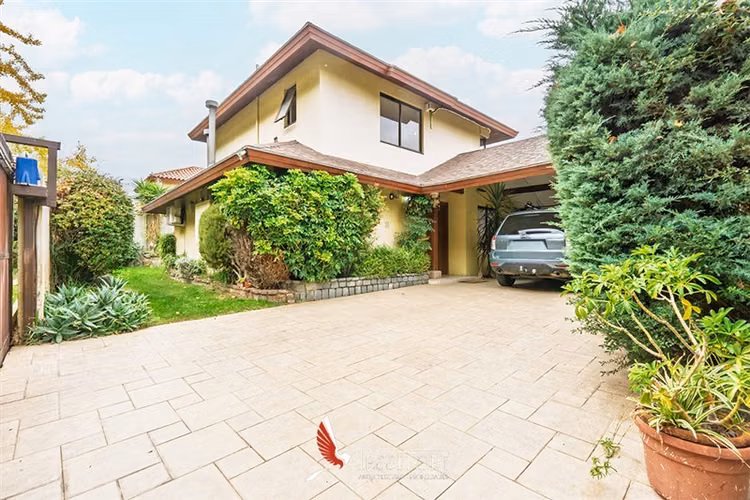 Casa en venta de 3 dorm. en Peñalolén, con hermoso parque