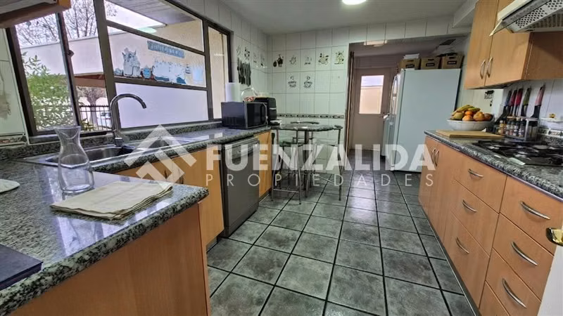 Casa en venta de 5 dorm. en Peñalolén