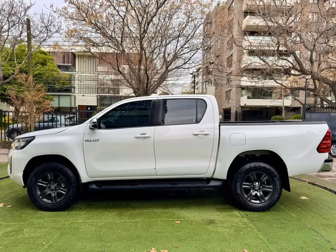 TOYOTA HILUX 4X2 2.7 MT SR GASOLINA - 2022 | 2864