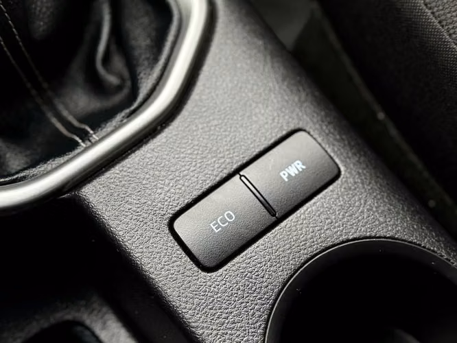 TOYOTA HILUX 4X2 2.7 MT SR GASOLINA - 2022 | 2864