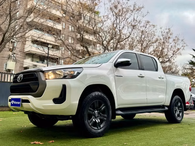 TOYOTA HILUX 4X2 2.7 MT SR GASOLINA - 2022 | 2864