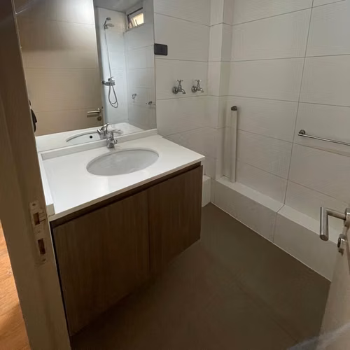Excelente departamento 2D 2B, pasos metro Simon Bolivar