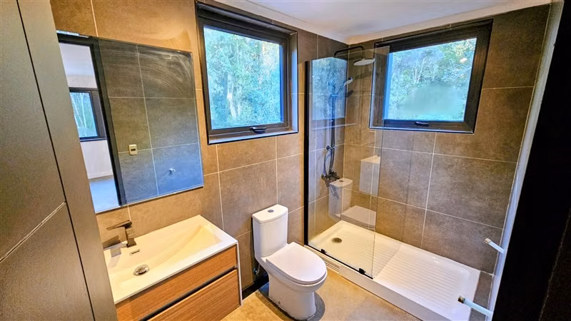 Casa Contemporánea inmersa en bosque nativo-3D/3B-El Bosque