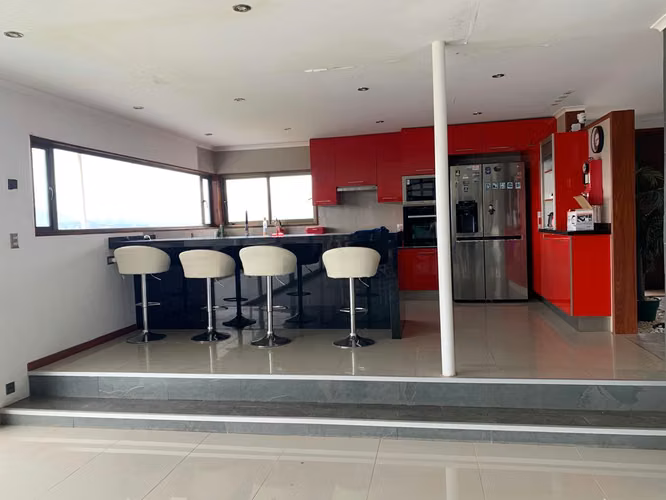 Arriendo exclusivo: casa moderna con piscina y vista a la cordillera