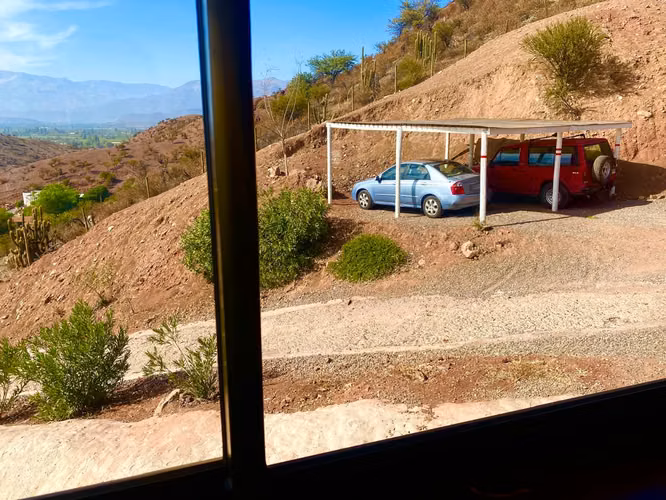 Arriendo exclusivo: casa moderna con piscina y vista a la cordillera