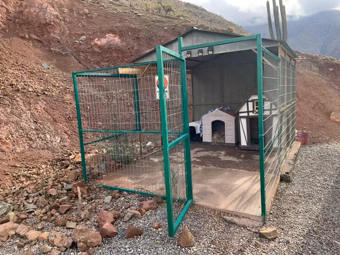 Arriendo exclusivo: casa moderna con piscina y vista a la cordillera