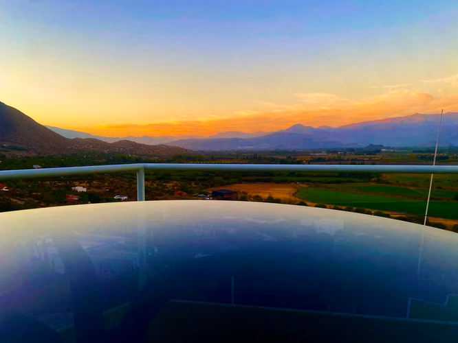 Arriendo exclusivo: casa moderna con piscina y vista a la cordillera