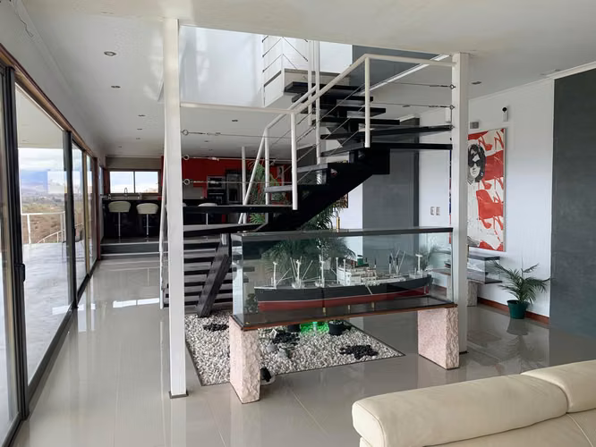 Arriendo exclusivo: casa moderna con piscina y vista a la cordillera