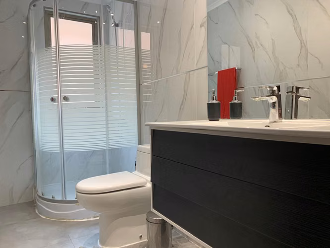 Residencia premium en arriendo con cine privado y terreno de 8.000 m²