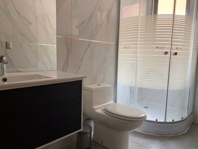 Arriendo exclusivo: casa moderna con piscina y vista a la cordillera