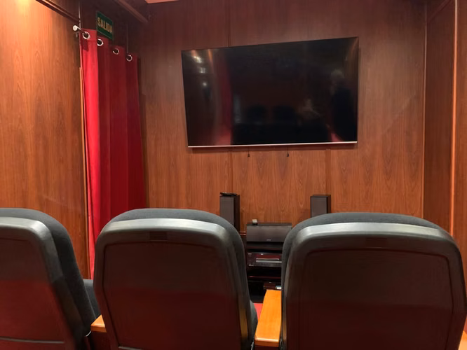 Arriendo exclusivo: casa moderna con piscina y vista a la cordillera