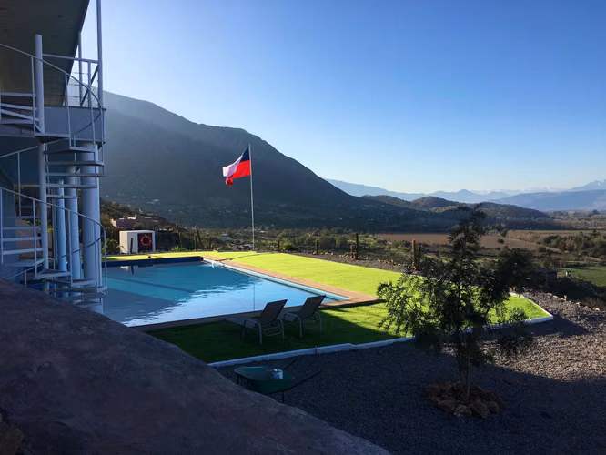 Espectacular casa en arriendo con gran piscina y vista panorámica a Los Andes