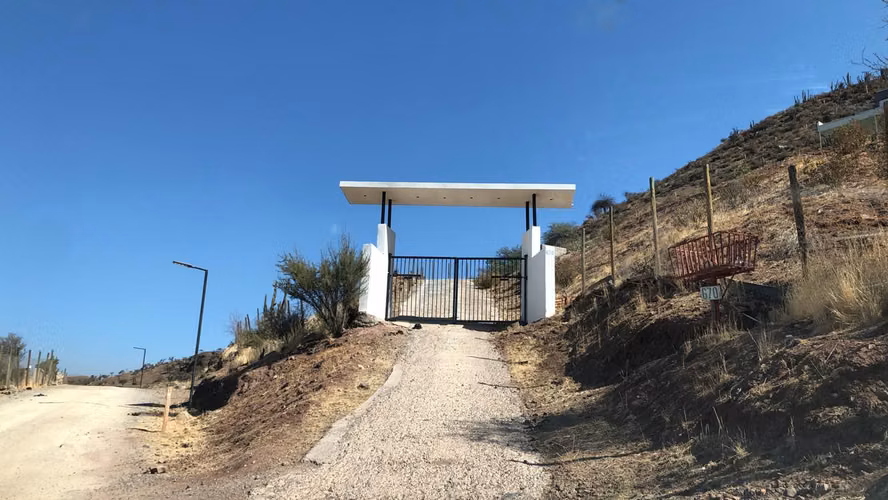 Arriendo exclusivo: casa moderna con piscina y vista a la cordillera