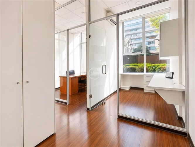 Oficina en arriendo 2 privados en Parqur Arauco