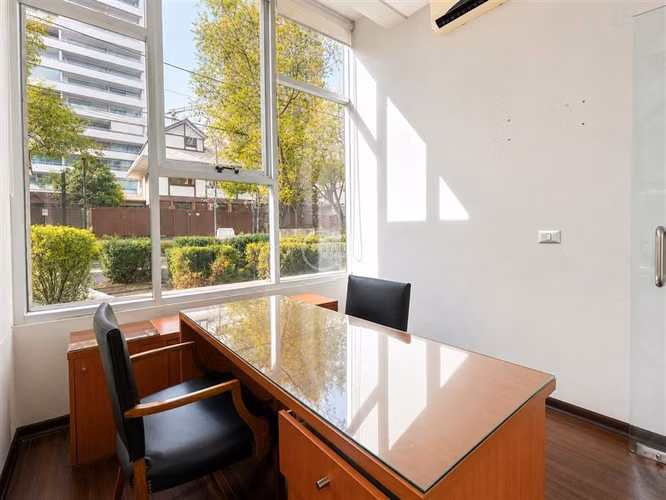 Oficina en arriendo 2 privados en Parqur Arauco