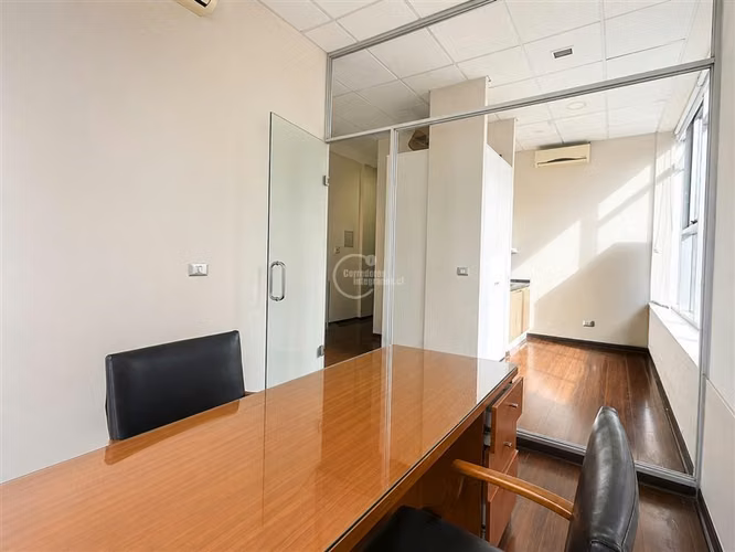 Oficina en arriendo 2 privados en Parqur Arauco