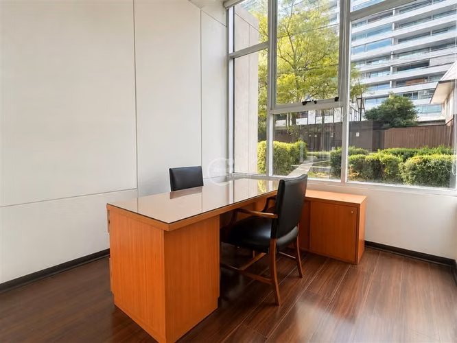 Oficina en arriendo 2 privados en Parqur Arauco