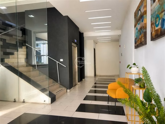 Oficina en arriendo 2 privados en Parqur Arauco