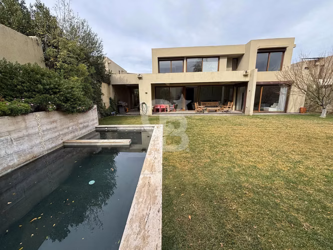 Arriendo casa estilo mediterráneo