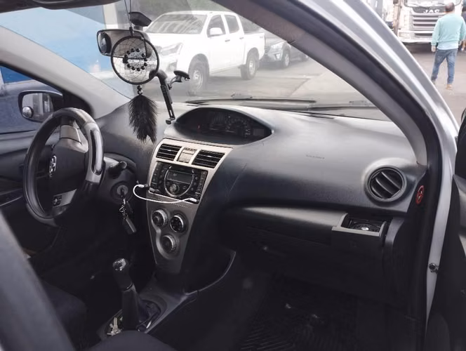 Toyota Yaris 2012 full