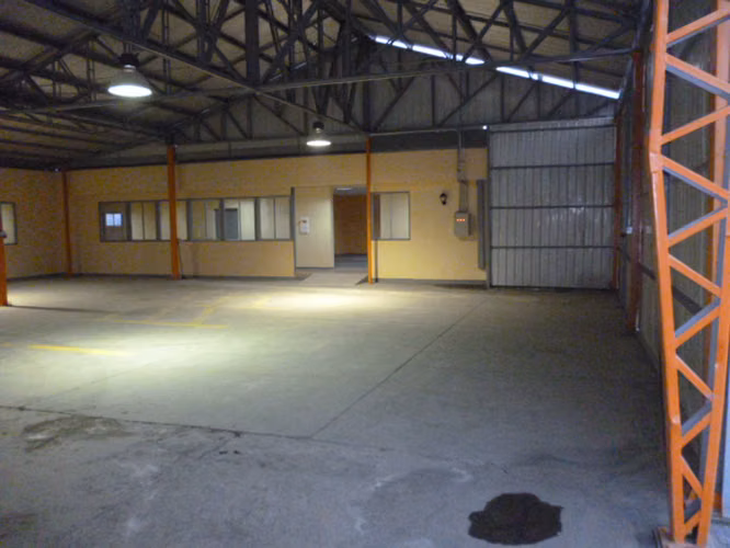 1.356 m² de oportunidad comercial en San Miguel. Cuenta con 937 m² construidos de galpones y oficinas, diseñados para optimizar tu logística al máximo nivel