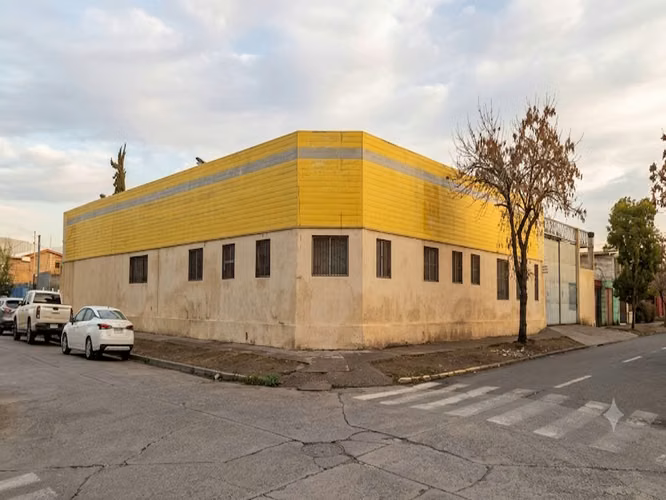 1.356 m² de oportunidad comercial en San Miguel. Cuenta con 937 m² construidos de galpones y oficinas, diseñados para optimizar tu logística al máximo nivel