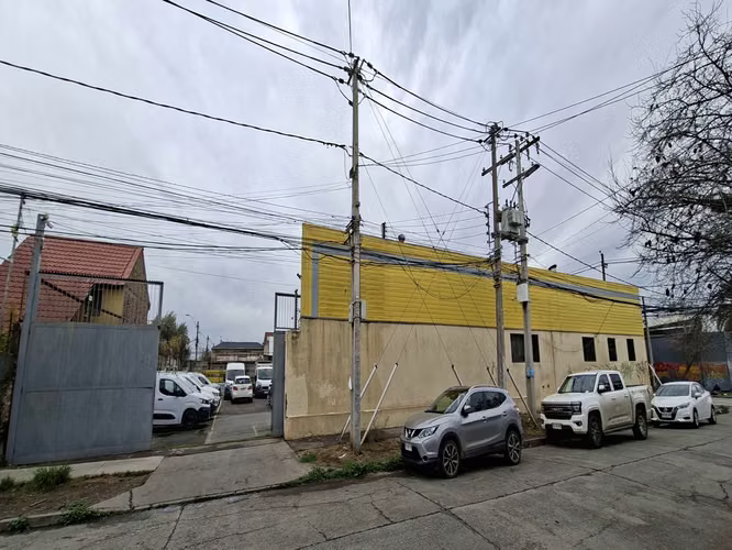 Potencia eléctrica industrial garantizada. Propiedad con instalación certificada SEC de 18,03 kW y empalme normalizado por Enel. Energía totalmente lista para la exigencia del negocio