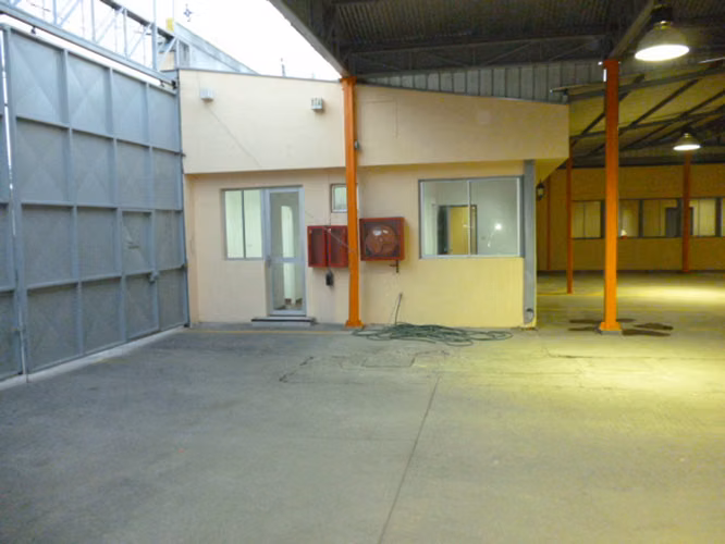 Potencia eléctrica industrial garantizada. Propiedad con instalación certificada SEC de 18,03 kW y empalme normalizado por Enel. Energía totalmente lista para la exigencia del negocio