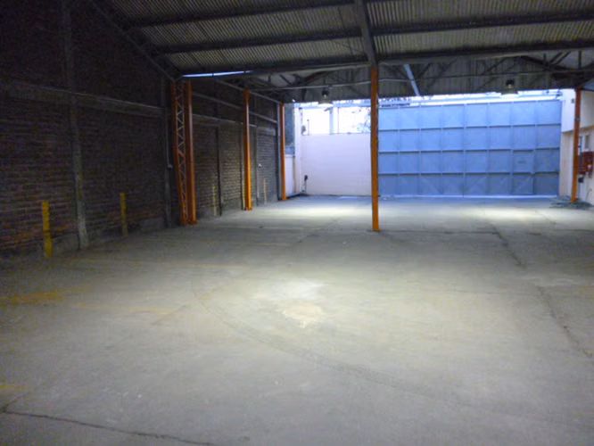 Potencia eléctrica industrial garantizada. Propiedad con instalación certificada SEC de 18,03 kW y empalme normalizado por Enel. Energía totalmente lista para la exigencia del negocio