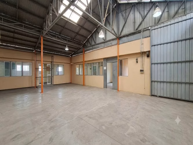 Potencia eléctrica industrial garantizada. Propiedad con instalación certificada SEC de 18,03 kW y empalme normalizado por Enel. Energía totalmente lista para la exigencia del negocio