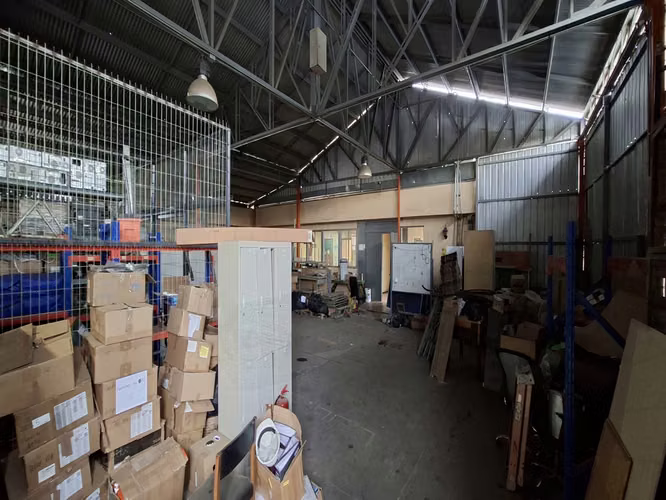 1.356 m² de oportunidad comercial en San Miguel. Cuenta con 937 m² construidos de galpones y oficinas, diseñados para optimizar tu logística al máximo nivel