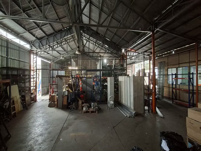 Potencia eléctrica industrial garantizada. Propiedad con instalación certificada SEC de 18,03 kW y empalme normalizado por Enel. Energía totalmente lista para la exigencia del negocio