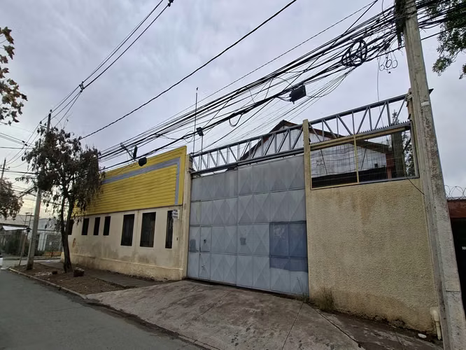 Potencia eléctrica industrial garantizada. Propiedad con instalación certificada SEC de 18,03 kW y empalme normalizado por Enel. Energía totalmente lista para la exigencia del negocio