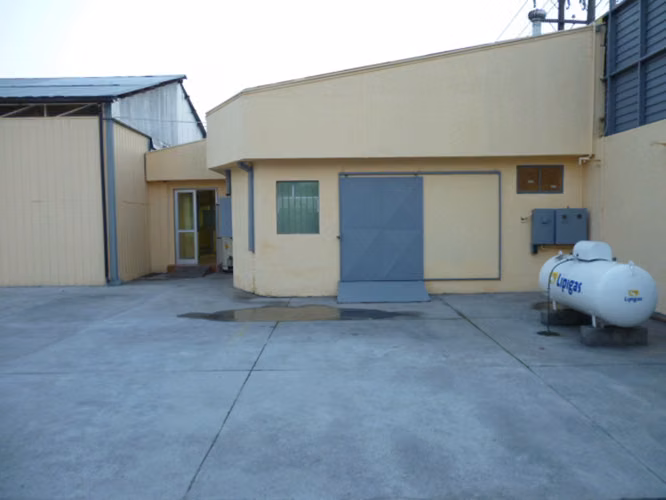 1.356 m² de oportunidad comercial en San Miguel. Cuenta con 937 m² construidos de galpones y oficinas, diseñados para optimizar tu logística al máximo nivel