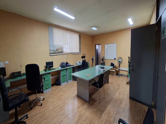 Potencia eléctrica industrial garantizada. Propiedad con instalación certificada SEC de 18,03 kW y empalme normalizado por Enel. Energía totalmente lista para la exigencia del negocio
