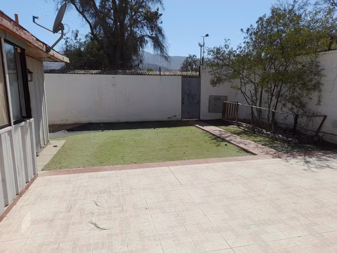 Casa 1 piso frente al Jumbo, villa cerrada, 5 dormitorios