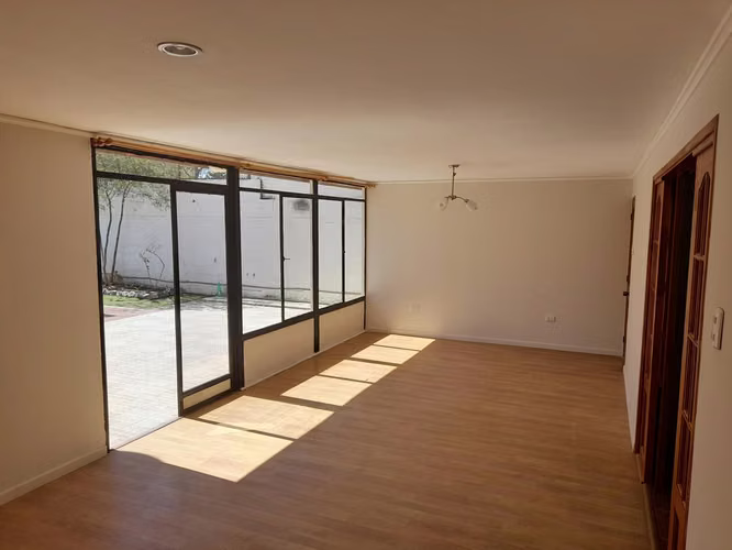 Casa 1 piso frente al Jumbo, villa cerrada, 5 dormitorios