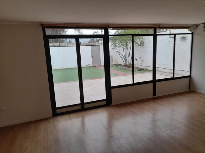 Casa 1 piso frente al Jumbo, villa cerrada, 5 dormitorios