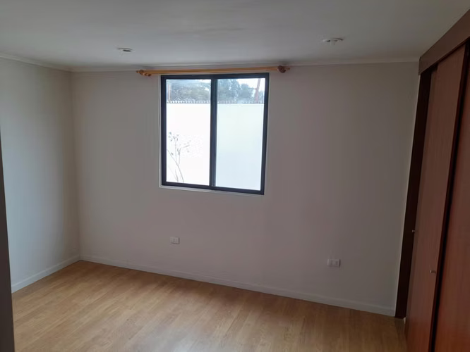 Casa 1 piso frente al Jumbo, villa cerrada, 5 dormitorios