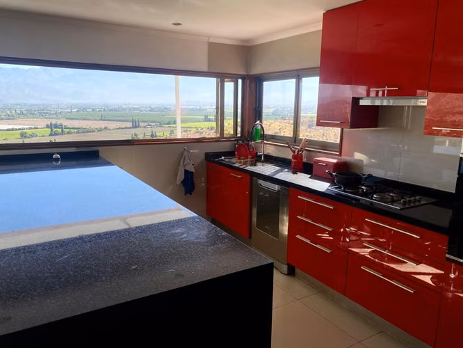 Exclusiva casa mediterránea con piscina y vista panorámica a la cordillera