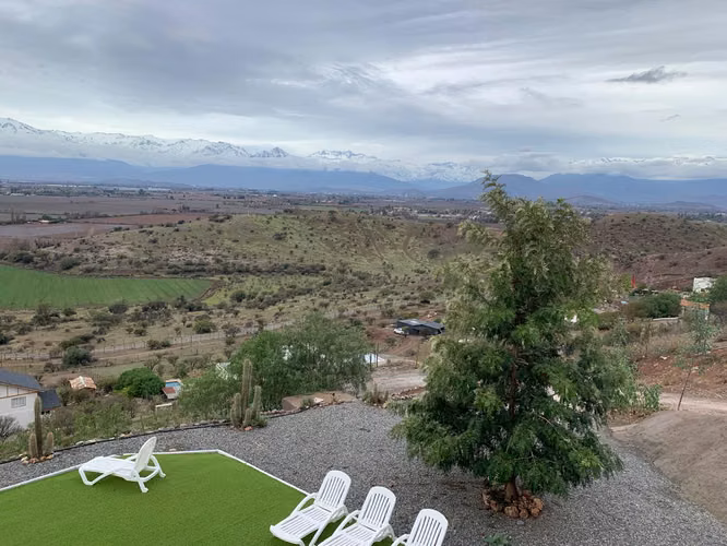 Exclusiva casa mediterránea con piscina y vista panorámica a la cordillera