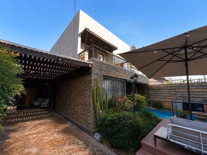 Casa en venta de 5 dorm. 3 dormitorios en Las Condes