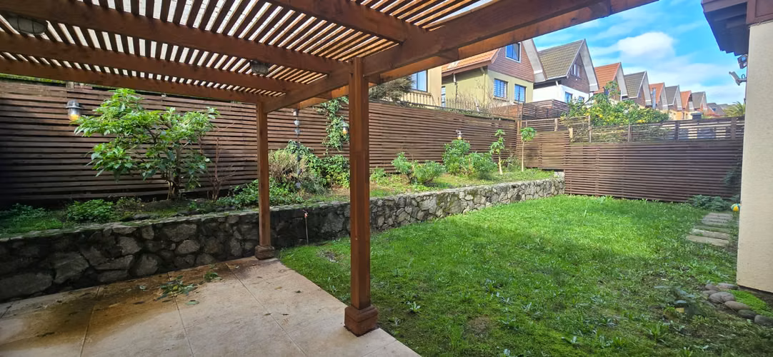 SE VENDE LINDA CASA, 5 DORMITORIOS, LOMAS SAN ANDRES.
