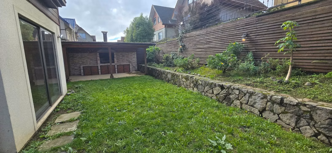 SE VENDE LINDA CASA, 5 DORMITORIOS, LOMAS SAN ANDRES.