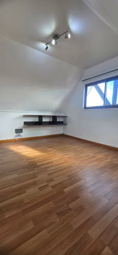 SE VENDE LINDA CASA, 5 DORMITORIOS, LOMAS SAN ANDRES.