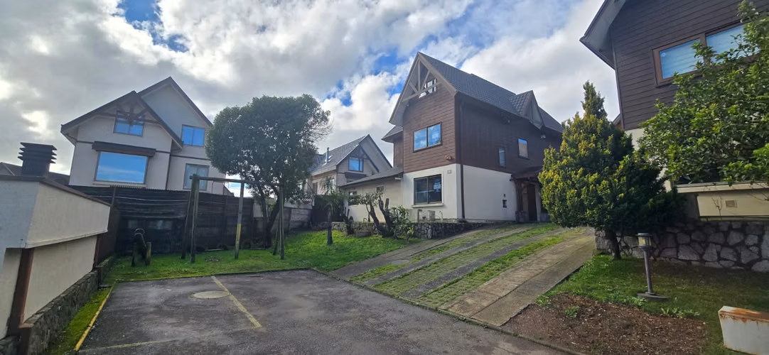 SE VENDE LINDA CASA, 5 DORMITORIOS, LOMAS SAN ANDRES.